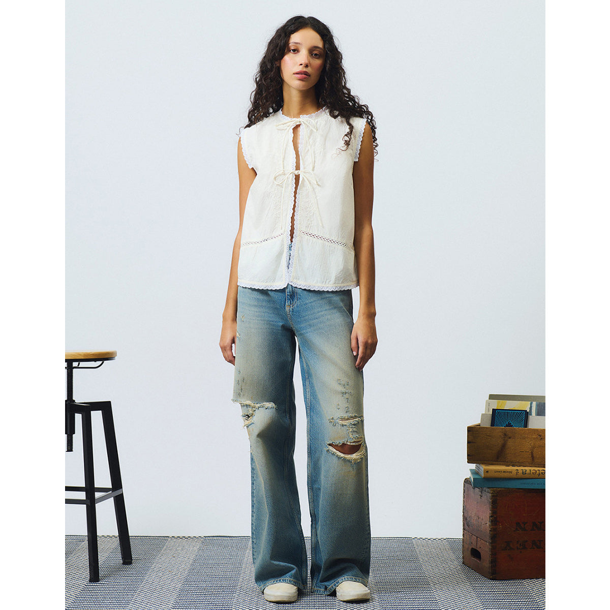 Camicia smanicata con ricami