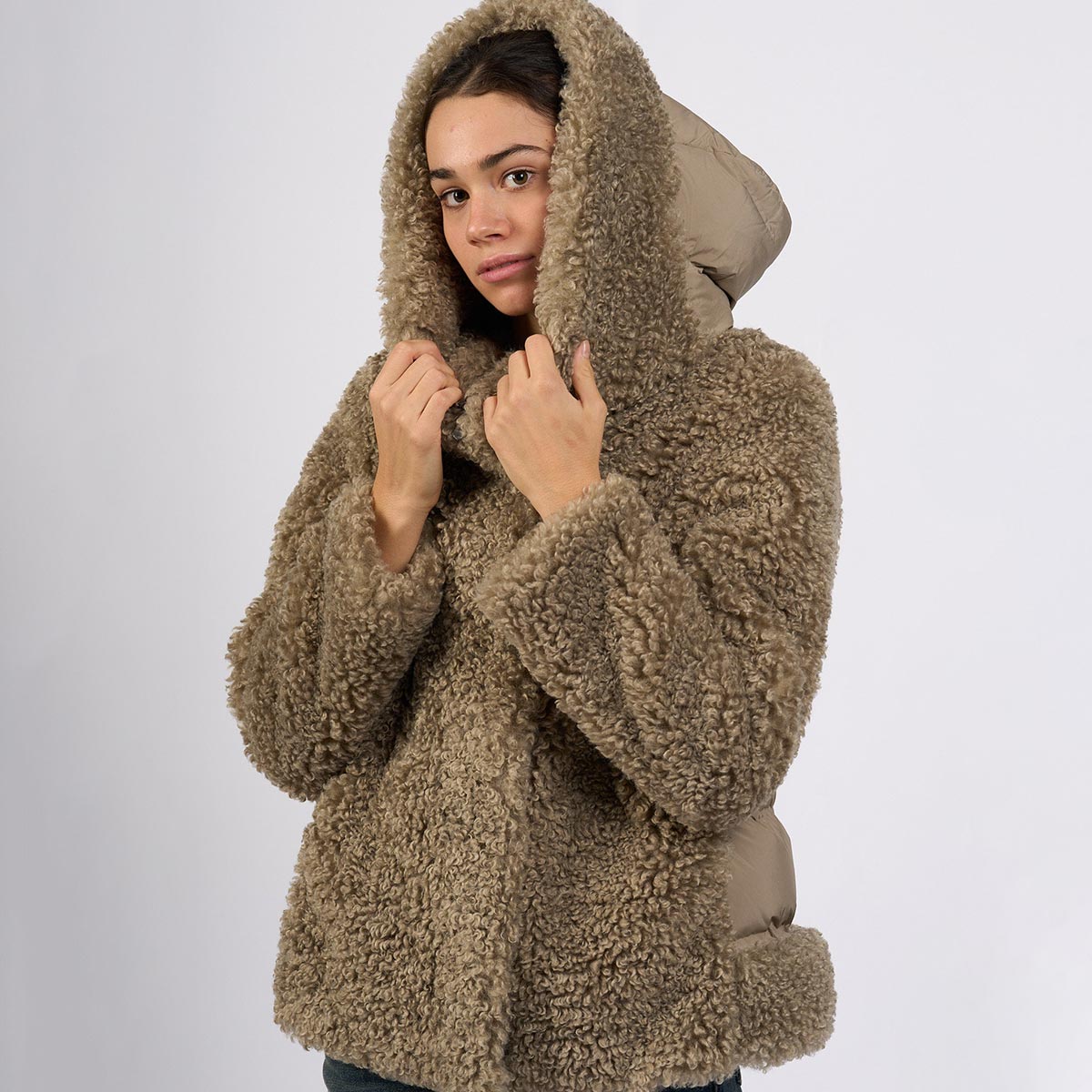Giubbotto ibrido in piumino e pelliccia teddy