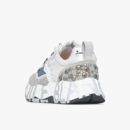 Sneaker in pelle e tessuto con borchie
