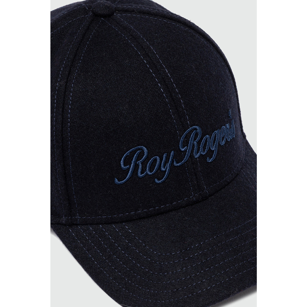 Cappello con visiera in lana