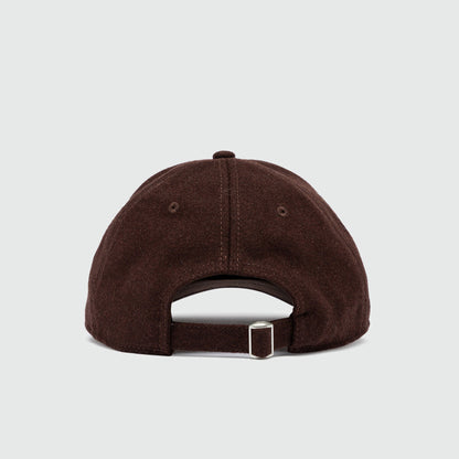 Cappello con visiera in lana marrone