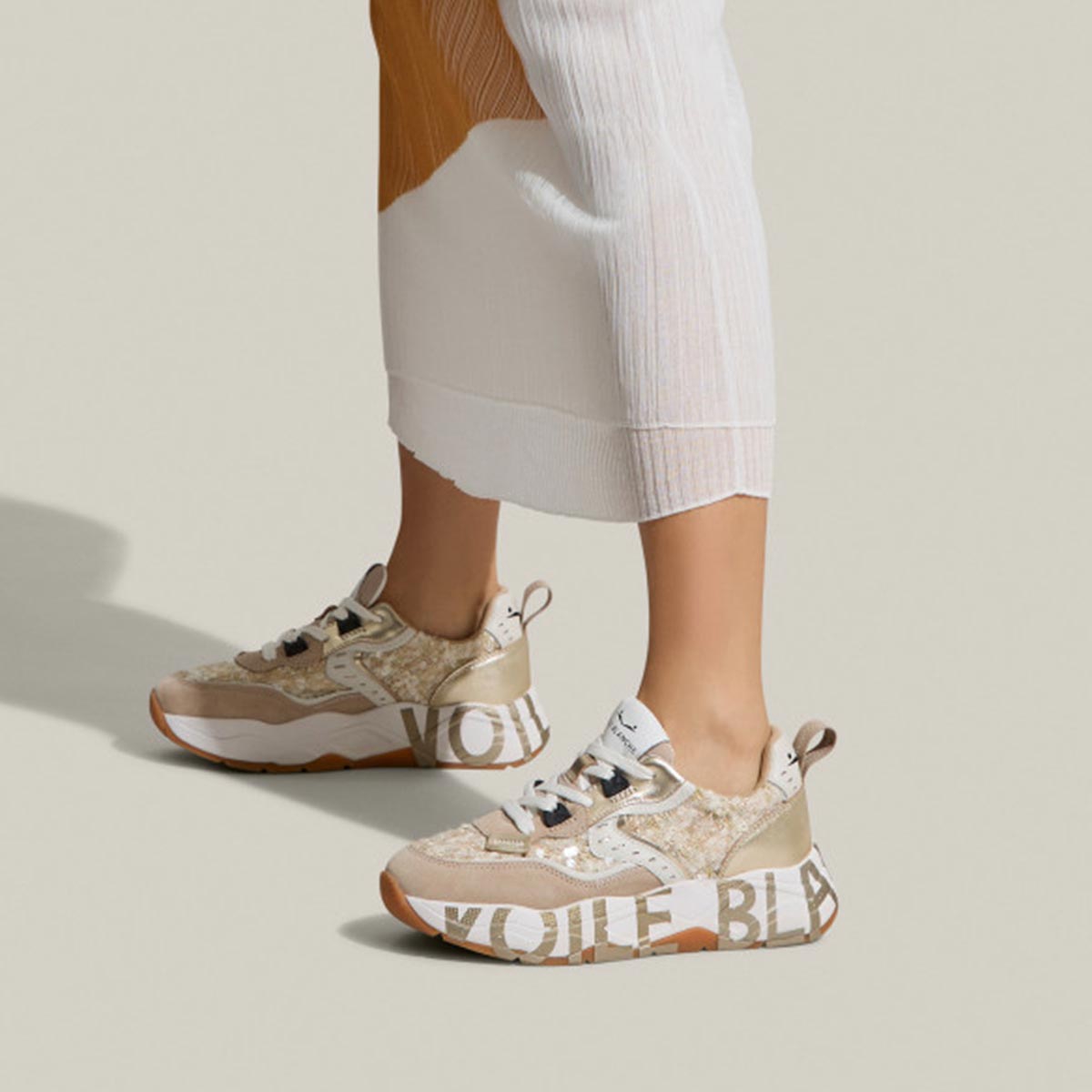 Sneaker in pelle con paillette effetto bouclé
